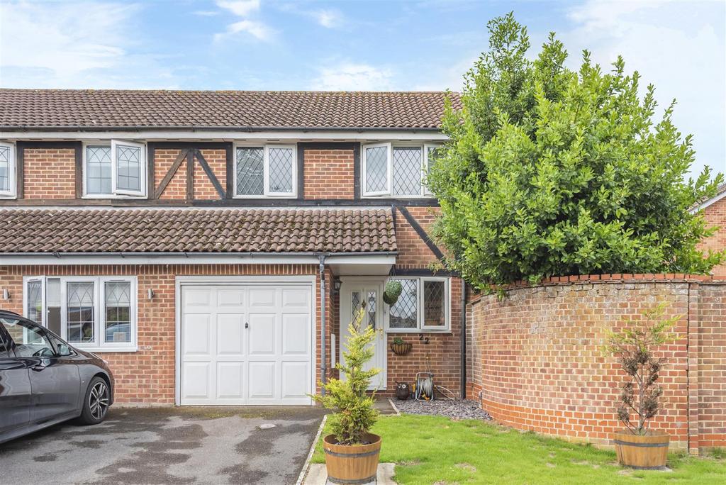 Radcliffe Way, Bracknell, Berkshire, RG42 1FR 2 bed semidetached house