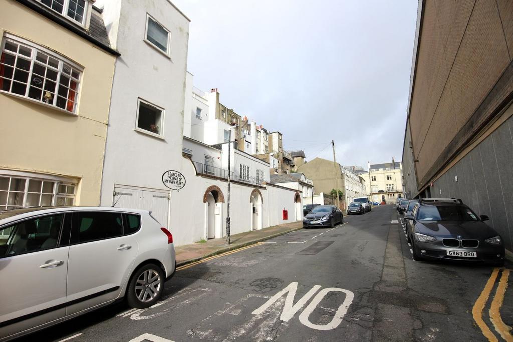 Queensbury Mews