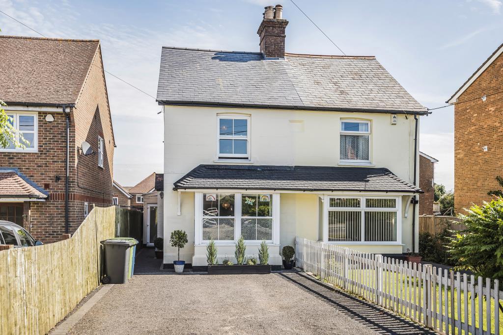 Stokenchurch, Buckinghamshire, HP14 3 bed semidetached house £400,000