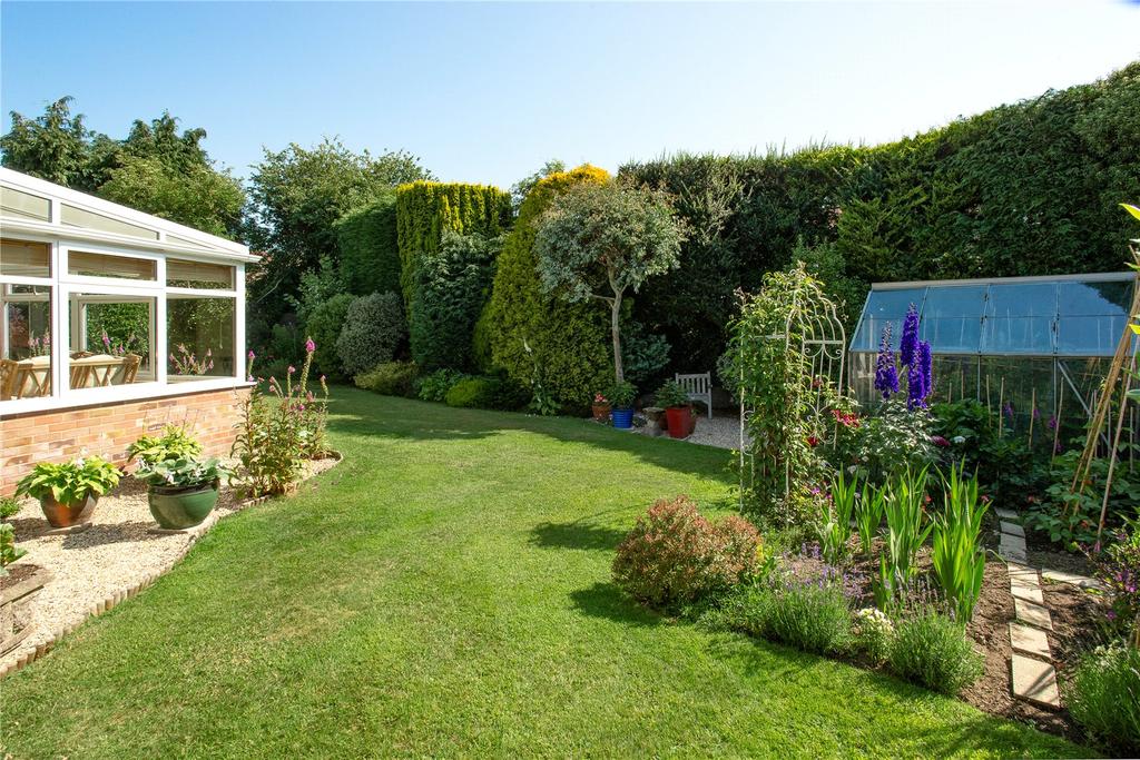 Pix Mead Gardens, Shaftesbury, Dorset, SP7 3 bed bungalow £385,000