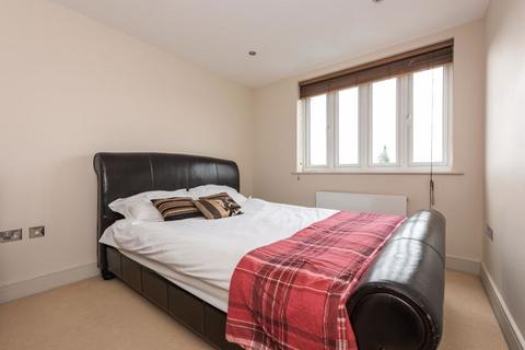 2 bedroom apartment to rent, Brooklands Road, Weybridge