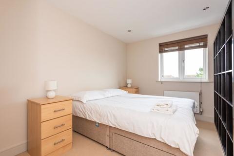 2 bedroom apartment to rent, Brooklands Road, Weybridge