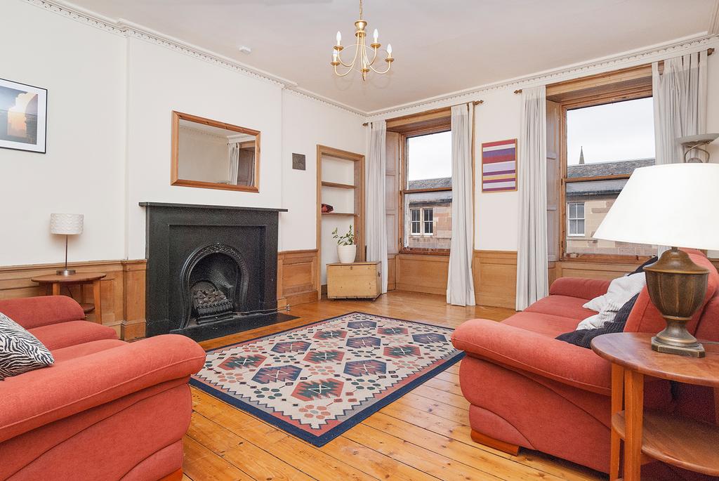 Montague Street Edinburgh EH8 9QT... 3 bed flat £1,425 pcm (£329 pw)