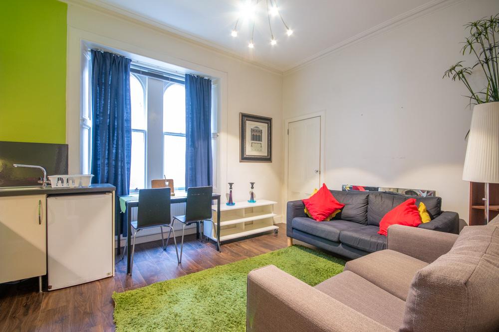 Duncan Street Edinburgh EH9 1SR... 2 bed flat £1,175 pcm (£271 pw)