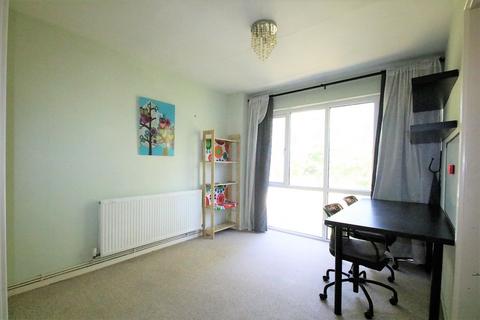 2 bedroom maisonette to rent, Turnpike Link, East Croydon