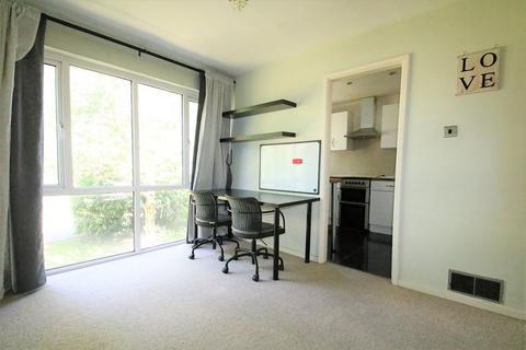 2 bedroom maisonette to rent, Turnpike Link, East Croydon