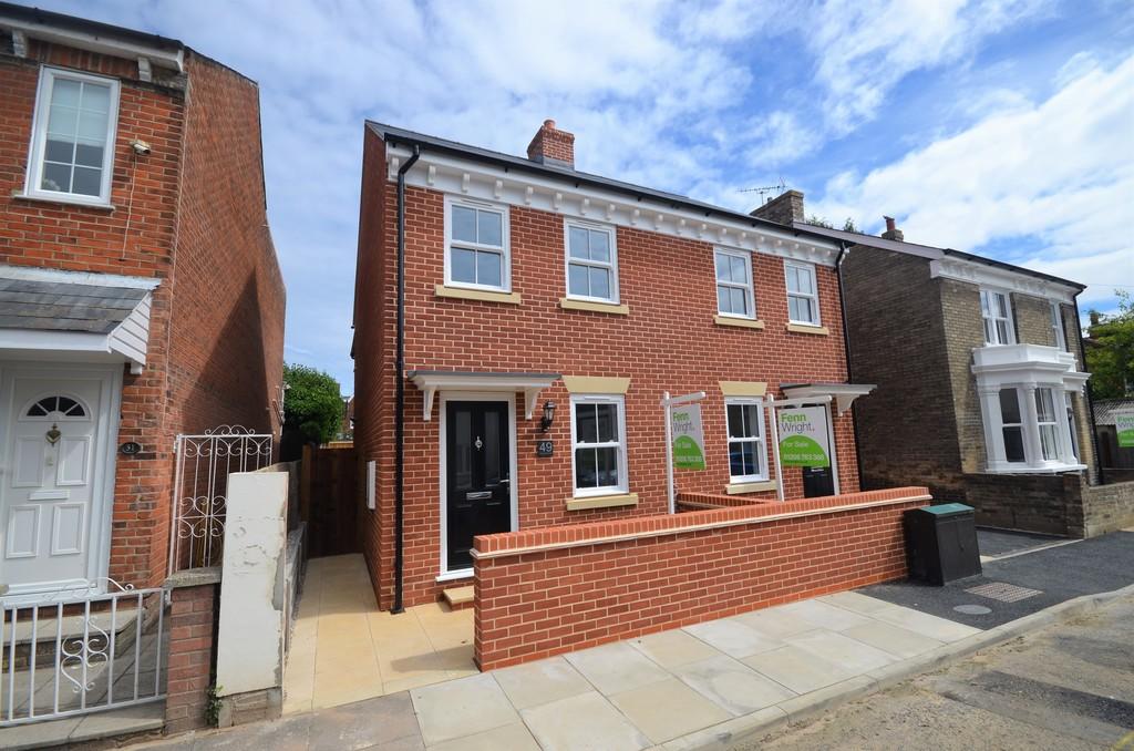 Winchester Road, Colchester, CO2 7LL 2 bed semidetached house £260,000