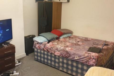 3 bedroom house to rent, Room 3, 15 Crosby Place Holbeck  Leeds