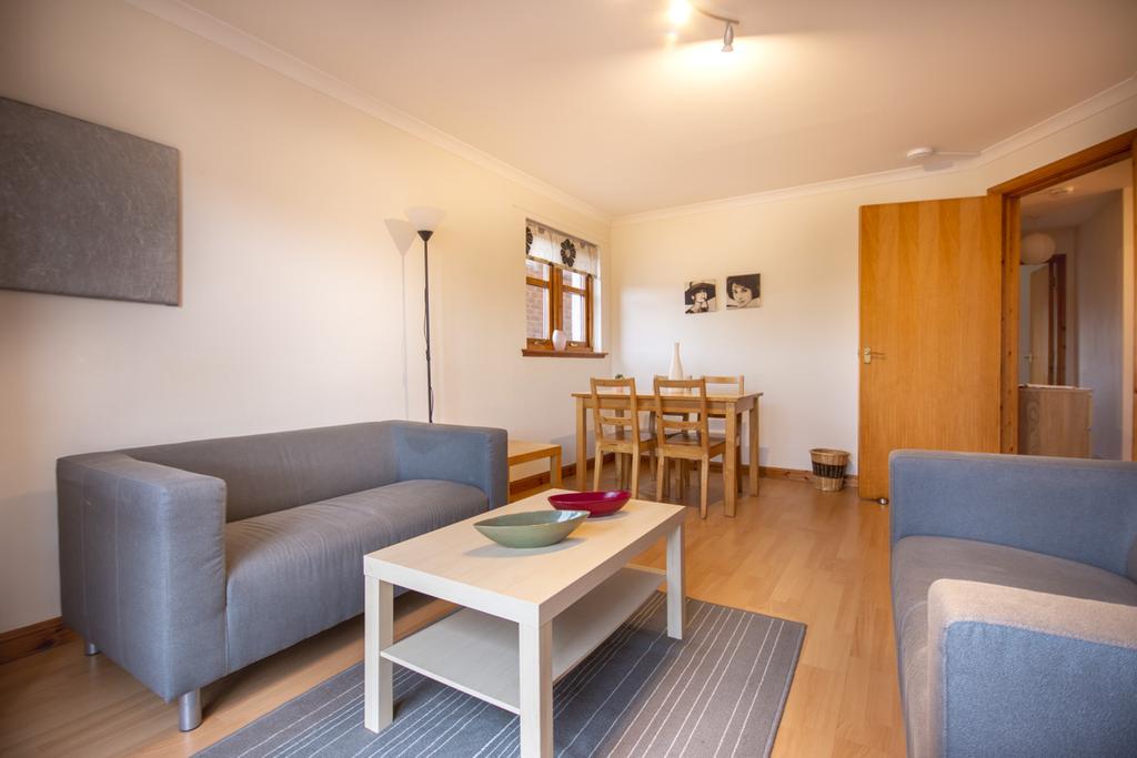 Easter Hermitage Edinburgh EH6 8DR... 2 bed flat £1,200 pcm (£277 pw)