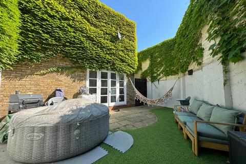 2 bedroom house to rent, Shaftesbury Road, Archway