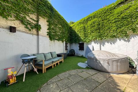 2 bedroom house to rent, Shaftesbury Road, Archway