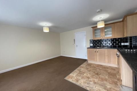 2 bedroom flat to rent, High Street, Wirral CH64