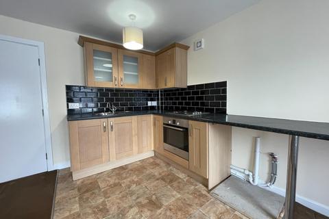 2 bedroom flat to rent, High Street, Wirral CH64