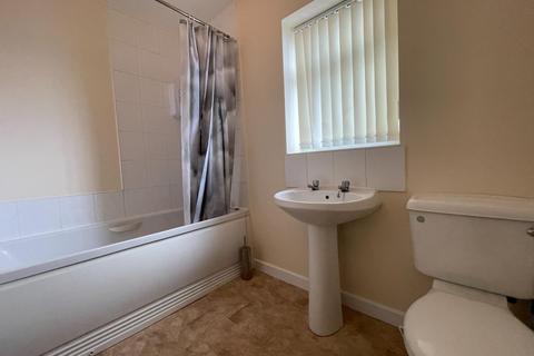 2 bedroom flat to rent, High Street, Wirral CH64