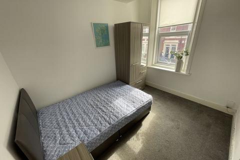 1 bedroom in a flat share to rent, Wingrove Avenue, Newcastle Upon Tyne NE4