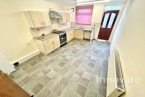 3 bedroom terraced house to rent, Crusader Close, Oldbury B69