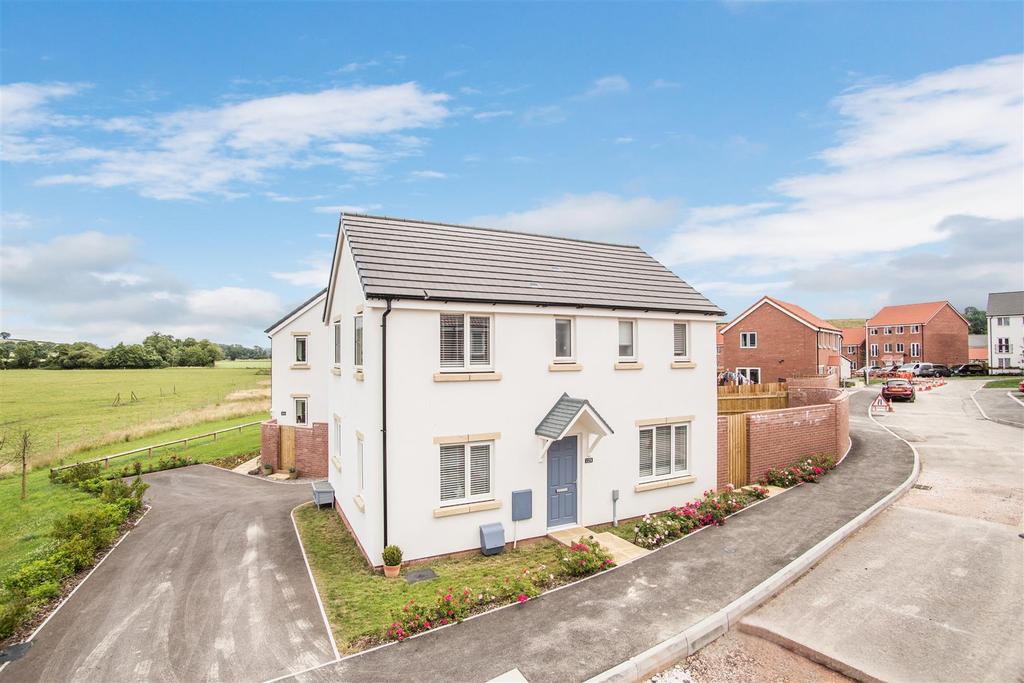 Willow Walk, Crediton 3 bed detached house £315,000