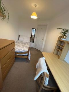8 bedroom house share to rent, Aspen Grove