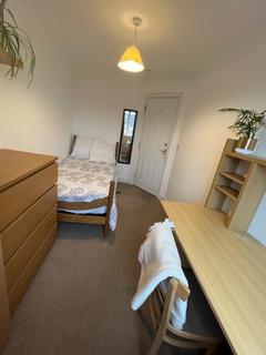 8 bedroom house share to rent, Aspen Grove