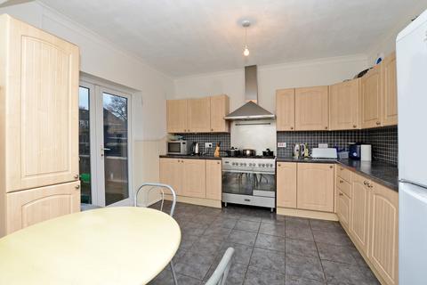 1 bedroom in a house share to rent - Moorlands Road
