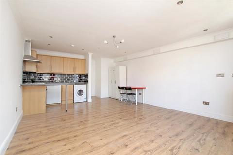Studio to rent, Barnett Street, Whitechapel, London