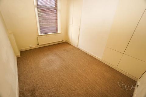 2 bedroom terraced house to rent, Heaton Road, Lostock