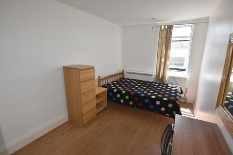 4 bedroom flat to rent, Dawes Road, Fulham, London SW6