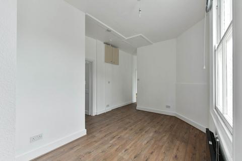 2 bedroom apartment to rent, South Street, Epsom