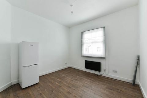 2 bedroom apartment to rent, South Street, Epsom