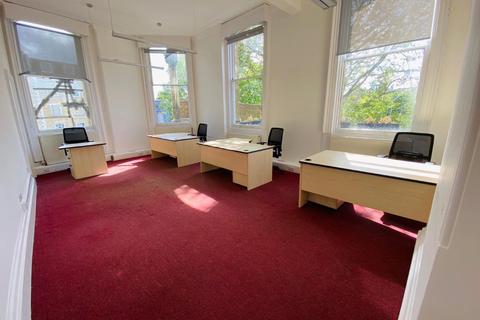 Office to rent - Spacious Bright 1st Floor Office to Rent in Mile End Road E1.