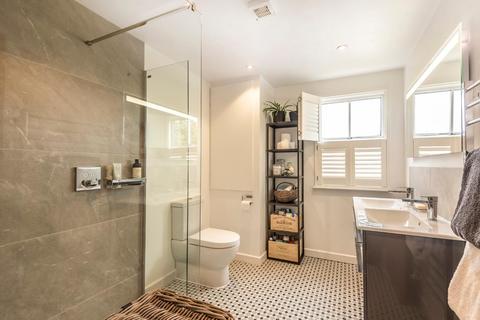 4 Artillery Road, Guildford, GU1 4NN