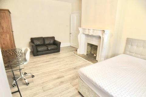 4 bedroom flat to rent, Dock Road