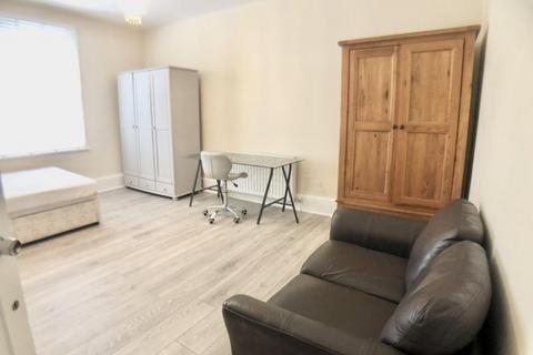 4 bedroom flat to rent, Dock Road