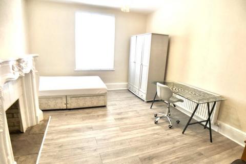 4 bedroom flat to rent, Dock Road