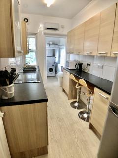 4 bedroom flat to rent, Dock Road