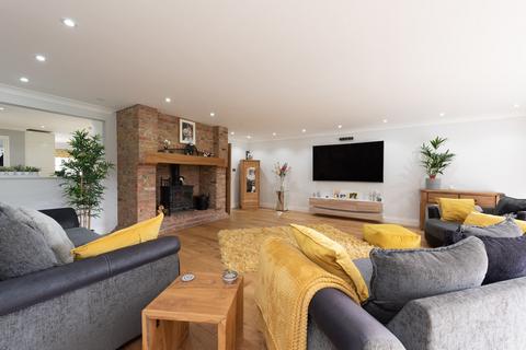 11 Pine Drive, Blackwater, Camberley, GU17 9BG