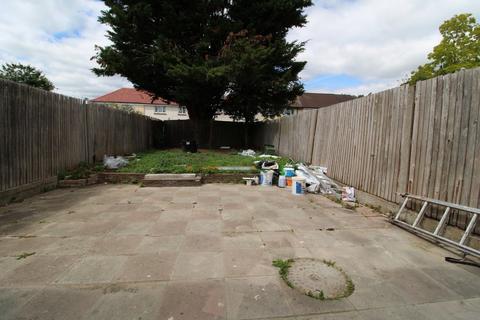 3 bedroom terraced house to rent, Lime Avenue, West Drayton
