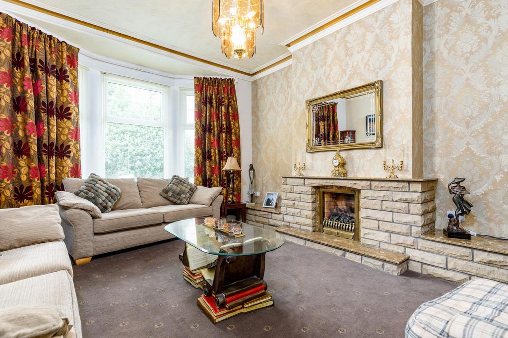 Victoria Crescent, Clarkston, G76 8BP 3 bed semidetached villa £299,000