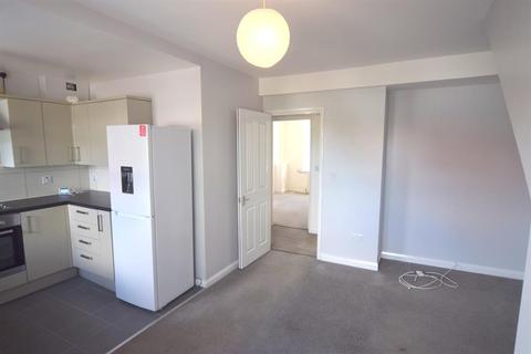 2 bedroom flat to rent - Central Road, Worcester Park, KT4