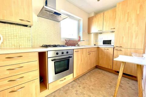 2 bedroom flat to rent, Eddington Court, Peckham, London