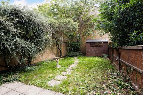 4 bedroom semi-detached house to rent, Hawthorn Avenue, Bow, E3