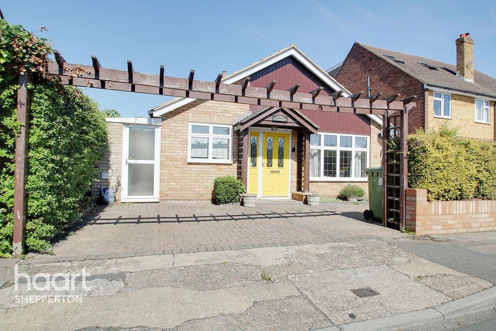 Walnut Tree Road, Shepperton 2 bed detached bungalow £420,000