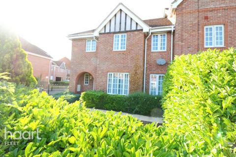 3 bedroom end of terrace house to rent, London Road, HOOK