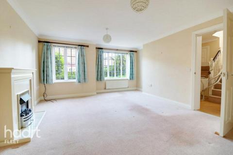 3 bedroom end of terrace house to rent, London Road, HOOK