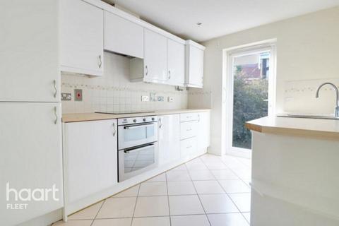 3 bedroom end of terrace house to rent, London Road, HOOK