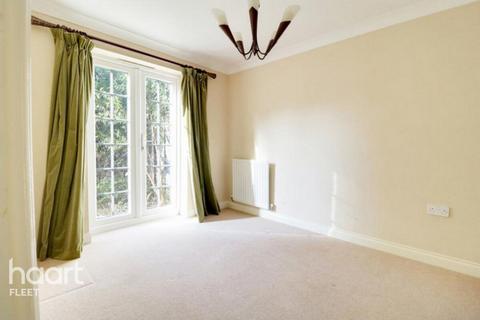 3 bedroom end of terrace house to rent, London Road, HOOK
