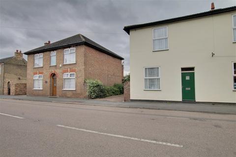 2 bedroom end of terrace house to rent, Station Road, Manea, March