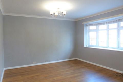 2 bedroom flat to rent, Station Road, Gidea Park, Romford