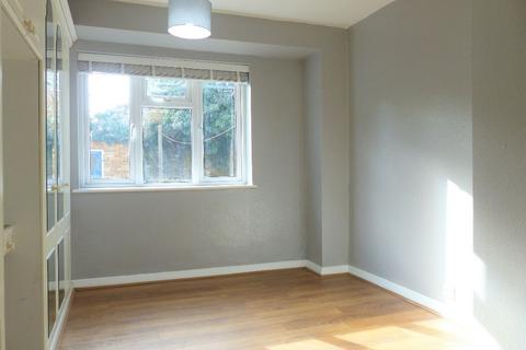 2 bedroom flat to rent, Station Road, Gidea Park, Romford