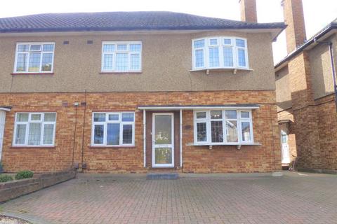 2 bedroom flat to rent, Station Road, Gidea Park, Romford